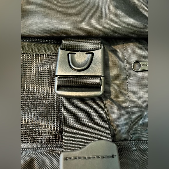 NWOT L.L. Bean messenger bag. Yellow & black. Cushioned strap. Many compartments - Picture 14 of 15